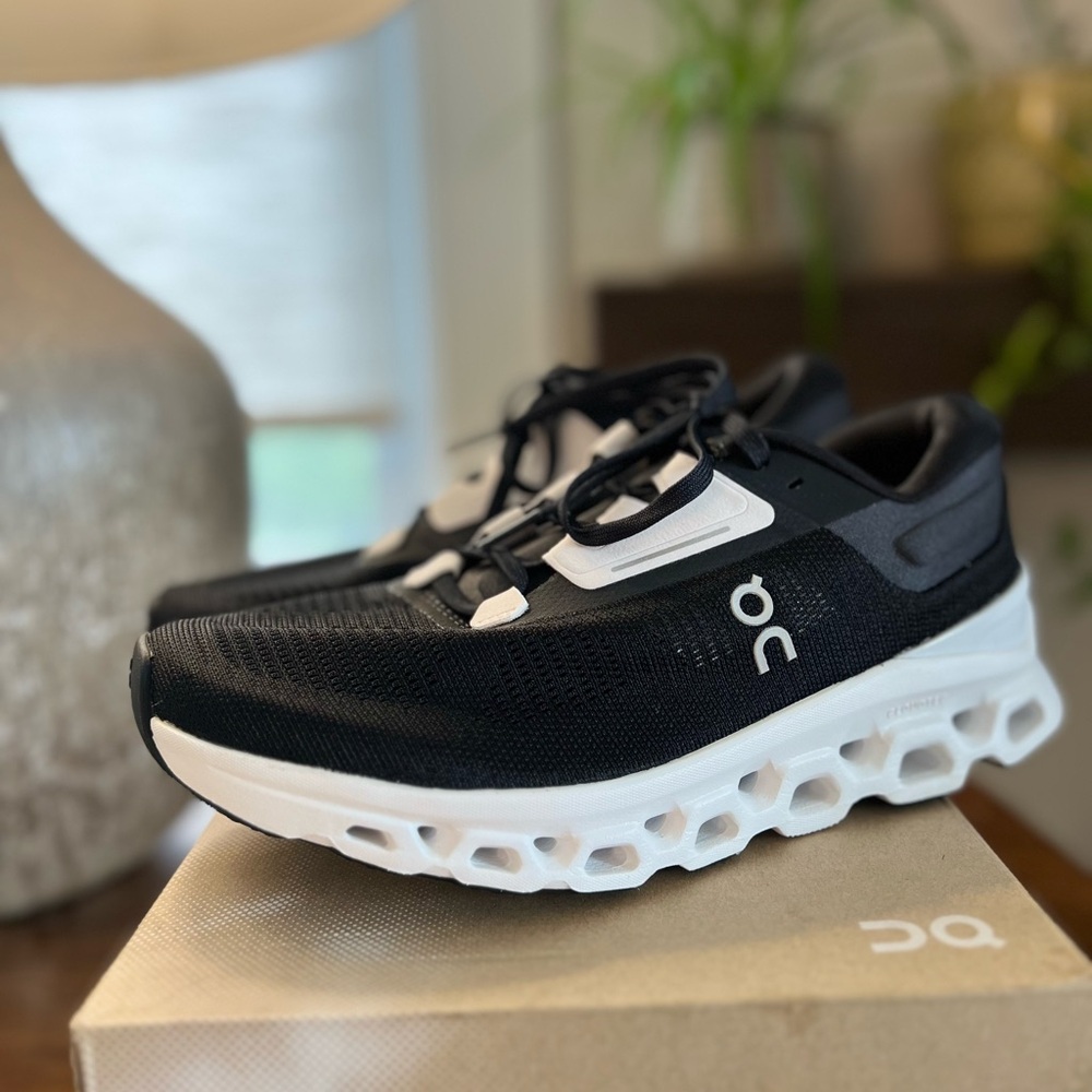 On Running Cloudstratus 3 (Women’s 7.5, Black/Frost)